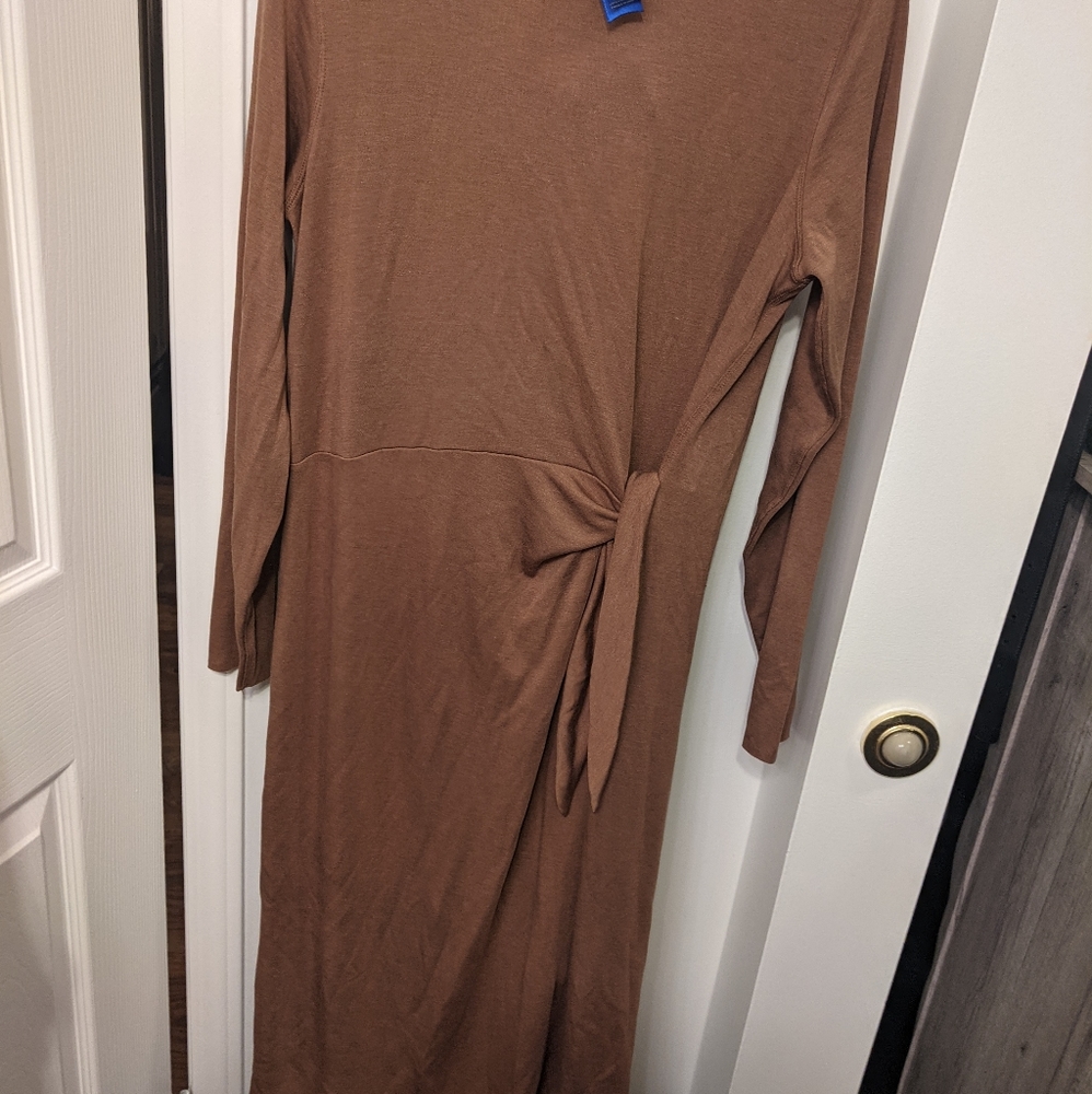 Long sleeve midi dress with tie.